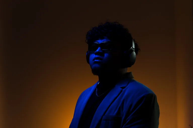 Retrato profesional de un DJ en Girona, por el fotógrafo Henry Xavier.