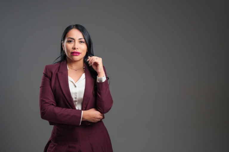 Retrato profesional de una emprendora, por el fotógrafo Henry Xavier.