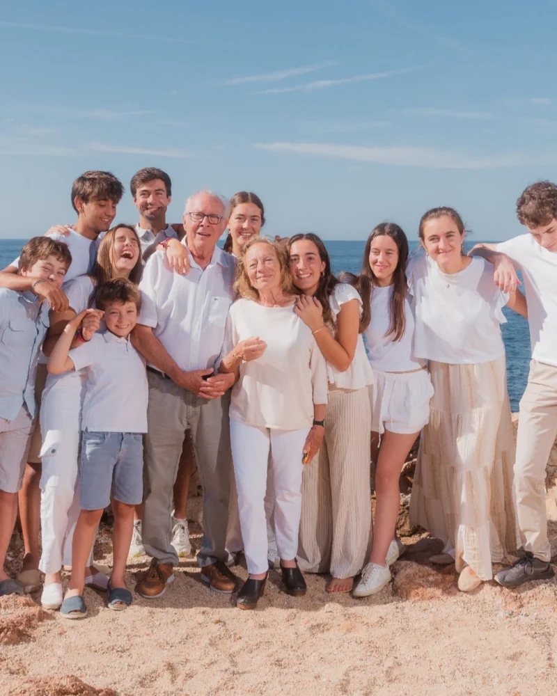 Fotografía familia en San Feliu de Guíxols